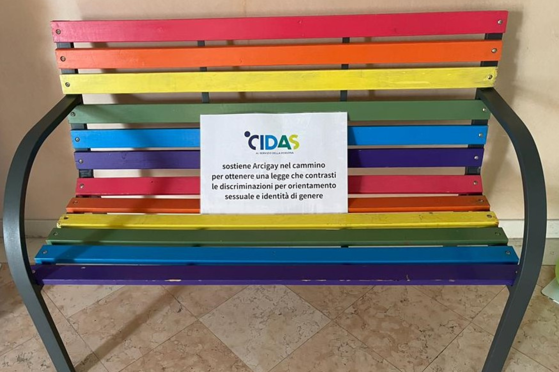 CIDAS nel mese del Pride ospita la panchina arcobaleno